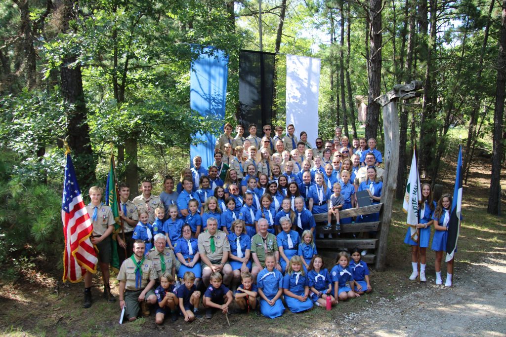 estonian american scouts and guides group picture by camp entrance