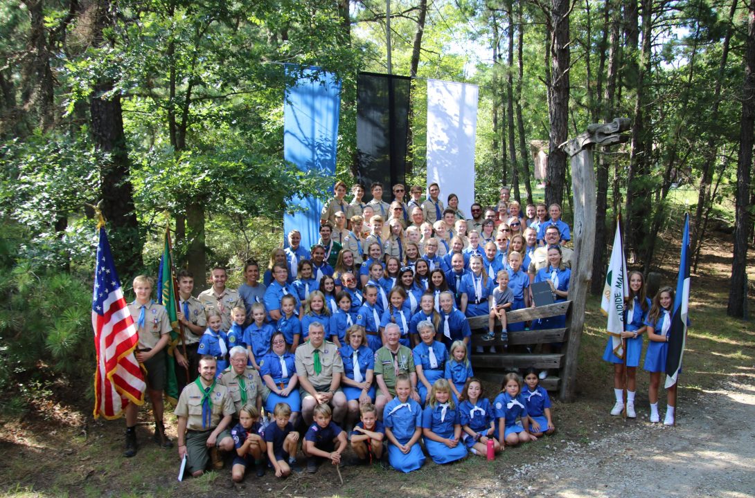estonian american scouts and guides group picture by camp entrance